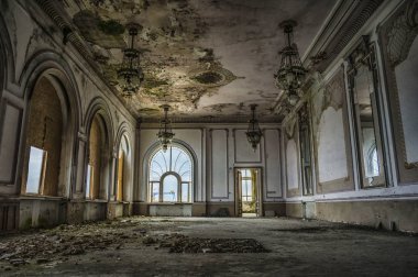Köstence, Romanya - 10 Haziran 2017.Dünya art nouveau günü terk edilmiş Casino binası içinde ziyaret, Köstence Karadeniz'in harika bir manzarası ile görkemli mimarisi,Romanya.Duvar detay. 