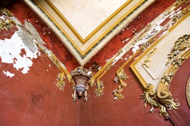 Köstence, Romanya - 10 Haziran 2017.Dünya art nouveau günü terk edilmiş Casino binası içinde ziyaret, Köstence Karadeniz'in harika bir manzarası ile görkemli mimarisi,Romanya.Duvar detay. 