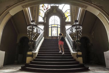 Köstence, Romanya - 10 Haziran 2017.Dünya art nouveau günü terk edilmiş Casino binası içinde ziyaret, Köstence Karadeniz'in harika bir manzarası ile görkemli mimarisi,Romanya.Duvar detay. 