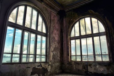 Köstence, Romanya - 10 Haziran 2017.Dünya art nouveau günü terk edilmiş Casino binası içinde ziyaret, Köstence Karadeniz'in harika bir manzarası ile görkemli mimarisi,Romanya.Duvar detay. 