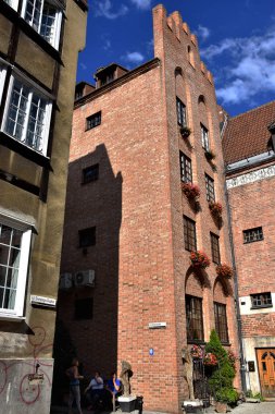 Ana şehir Gdansk, Polonya, güzel görünümü süslü ve şaşırtıcı beyaz bulutlar üzerinde mavi bir gökyüzü ile.