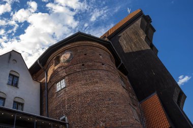 Gdansk, Polonya - 8 Temmuz 2018. Eski liman ve ortaçağ ahşap liman vinç Vinç, Gdansk sembolü, Polonya. Bina yakın ve gökyüzünde güzel bulutlar.