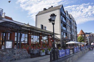 Gdansk, Polonya - 7 Temmuz 2018. Eski tarihi shore Quayside (Dlugie Pobrzeze), Ortaçağ ahşap bağlantı noktası vinç ve Crane (Zuraw), Gdansk sembolü ile Motlawa Nehri üzerinde liman, desteklemek. 