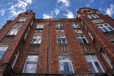 Binanın mimari yakın çekim Gdansk, Polonya, ve güzel mavi gökyüzü shore Motlawa nehrinde ünlü Wartka sokak. 