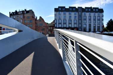 Gdansk, Polonya - 8 Temmuz 2018. Gdansk, Polonya'nın tarihi merkezinde Oowianka Adası yaya köprüsü 