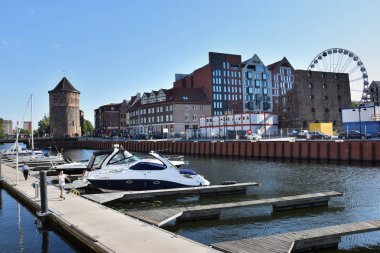 Gdansk, Polonya - 7 Temmuz 2018. Motlawa nehri ve Gdansk Eski Şehir üzerinde tarihi liman. Zegluga Gdanska ile Cruise trip - Opal tekne.  