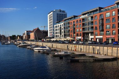 Gdansk, Polonya - 7 Temmuz 2018. Motlawa nehri ve Gdansk Eski Şehir üzerinde tarihi liman. Zegluga Gdanska ile Cruise trip - Opal tekne.  