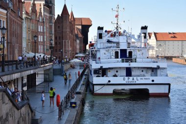 Gdansk, Polonya - 7 Temmuz 2018. Motlawa nehri ve Gdansk Eski Şehir üzerinde tarihi liman. Zegluga Gdanska ile Cruise trip - Opal tekne.  