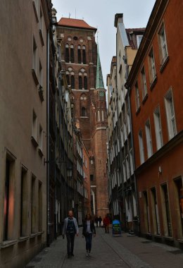 Gdansk, Polonya - 2 Temmuz 2018. Gdansk, Polonya'da renkli evler ile şehrin en eski caddelerinden biri olan Duga caddesinde cephe mimarisi inşa.