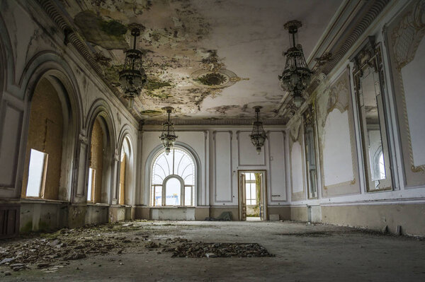 КОНСТАНТА, Румыния - 10 июня 2017.World art nouveau day with visit inside the abandoned Casino building, sumptuous architecture with a wonderful view of the Black sea in Constanta, Romania.Wall detail
. 