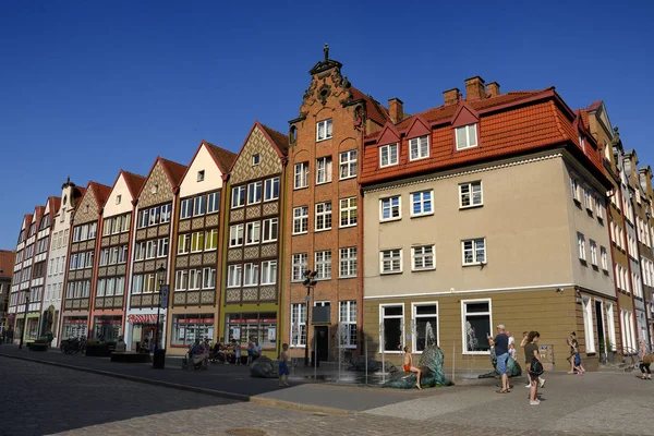 Ana şehir Gdansk, Polonya, güzel görünümü süslü ve şaşırtıcı beyaz bulutlar üzerinde mavi bir gökyüzü ile.