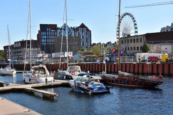 Gdansk, Polonya - 7 Temmuz 2018. Motlawa nehri ve Gdansk Eski Şehir üzerinde tarihi liman. Zegluga Gdanska ile Cruise trip - Opal tekne.  