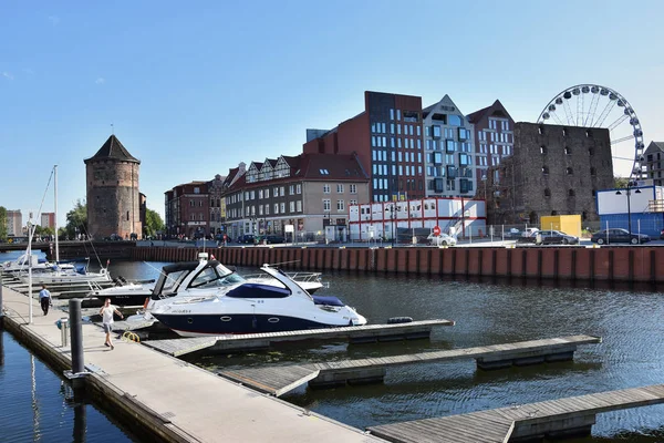 Gdansk, Polonya - 7 Temmuz 2018. Motlawa nehri ve Gdansk Eski Şehir üzerinde tarihi liman. Zegluga Gdanska ile Cruise trip - Opal tekne.  
