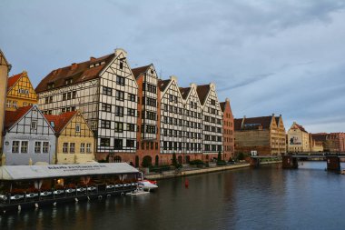 Gdansk, Polonya - 2 Temmuz 2018. Gdansk üzerinde gün batımı. Moltawa nehri ve geleneksel bina mimarisi eski liman ile Cityscape.