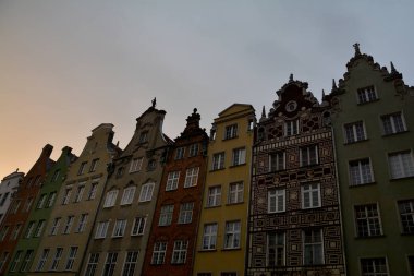 Gdansk Motlawa nehri kıyısında geleneksel binalar mimarisi, Polonya 