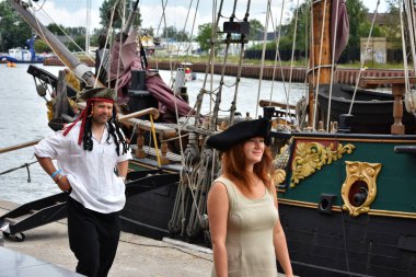 Gdansk, Polonya - 8 Temmuz 2018. Gdansk Körfezi'nde Baltık Yelken 22 baskısı sırasında Motlawa Nehri üzerinde Yelkenli Gemiler Parade denizci adam, Polonya.