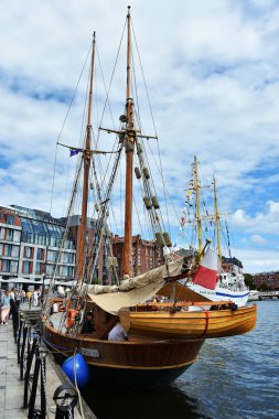 Gdansk, Polonya - 8 Temmuz 2018. Gdansk Körfezi'nde Baltık Yelken 22 baskısı sırasında Motlawa Nehri üzerinde Yelkenli Gemiler Parade, Polonya. Vinç, Gdansk sembolü.