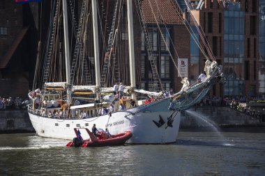 Gdansk, Polonya - 8 Temmuz 2018. Gdansk Körfezi'nde Baltık Yelken 22 baskısı sırasında Motlawa Nehri üzerinde Yelkenli Gemiler Parade, Polonya. Vinç, Gdansk sembolü.