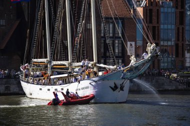 Gdansk, Polonya - 8 Temmuz 2018. Gdansk Körfezi'nde Baltık Yelken 22 baskısı sırasında Motlawa Nehri üzerinde Yelkenli Gemiler Parade, Polonya. Vinç, Gdansk sembolü.