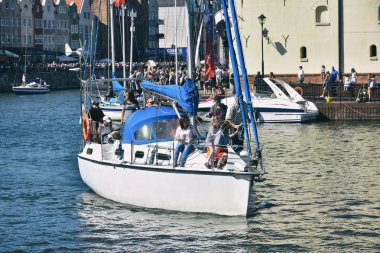 Gdansk, Polonya - 8 Temmuz 2018. Gdansk Körfezi'nde Baltık Yelken 22 baskısı sırasında Motlawa Nehri üzerinde Yelkenli Gemiler Parade, Polonya. Vinç, Gdansk sembolü.