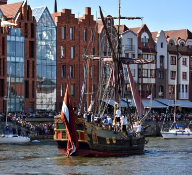 Gdansk, Polonya - 8 Temmuz 2018. Gdansk Körfezi'nde Baltık Yelken 22 baskısı sırasında Motlawa Nehri üzerinde Yelkenli Gemiler Parade, Polonya. Vinç, Gdansk sembolü.