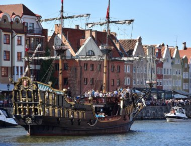 Gdansk, Polonya - 8 Temmuz 2018. Gdansk Körfezi'nde Baltık Yelken 22 baskısı sırasında Motlawa Nehri üzerinde Yelkenli Gemiler Parade, Polonya. Vinç, Gdansk sembolü.