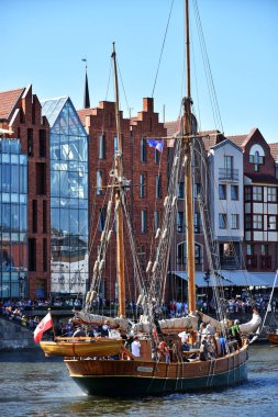 Gdansk, Polonya - 8 Temmuz 2018. Gdansk Körfezi'nde Baltık Yelken 22 baskısı sırasında Motlawa Nehri üzerinde Yelkenli Gemiler Parade, Polonya. Vinç, Gdansk sembolü.