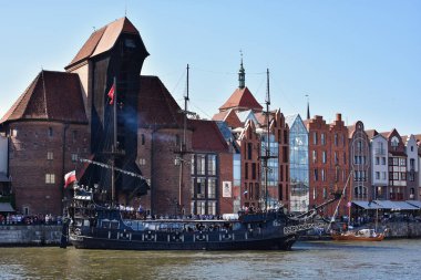 Gdansk, Polonya - 8 Temmuz 2018. Gdansk Körfezi'nde Baltık Yelken 22 baskısı sırasında Motlawa Nehri üzerinde Yelkenli Gemiler Parade, Polonya. Vinç, Gdansk sembolü.