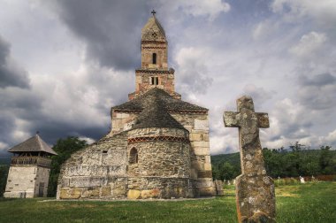 Eski ve gizemli Densu Kilisesi (St Nicholas Kilisesi) , bir zamanlar dadacian tapınağı. En eski Romen kiliselerinden biri hala ayakta mı - köy Densus, Hunedoara County, Romanya.