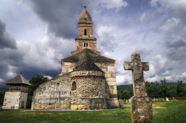 Eski ve gizemli Densu Kilisesi (St Nicholas Kilisesi) , bir zamanlar dadacian tapınağı. En eski Romen kiliselerinden biri hala ayakta mı - köy Densus, Hunedoara County, Romanya.