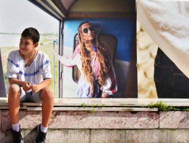 Köstence, Romanya - 24 Haziran 2017. Uluslararası Romanya Bluz Günü, Romanya'nın Köstence kentinde Karadeniz kıyısında Romen Bluz kutlaması 