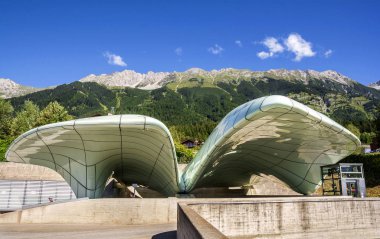 Innsbruck, Avusturya - 23 Ağustos 2016. Hungerburgbahn, Zaha Hadid tarafından Innsbruck, Avusturya'da tasarlanan hibrid füniküler demiryolu Loewenhaus istasyonu.