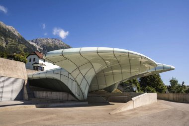 Innsbruck, Avusturya - 23 Ağustos 2016. Hungerburgbahn, Zaha Hadid tarafından Innsbruck, Avusturya'da tasarlanan hibrid füniküler demiryolu Loewenhaus istasyonu.