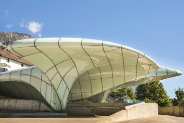 Innsbruck, Avusturya - 23 Ağustos 2016. Hungerburgbahn, Zaha Hadid tarafından Innsbruck, Avusturya'da tasarlanan hibrid füniküler demiryolu Loewenhaus istasyonu.