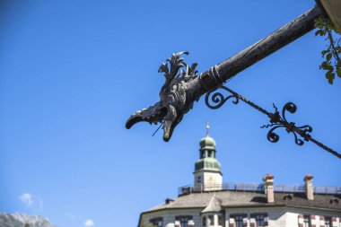 Innsbruck, Avusturya - 28 Ağustos 2016. Ambras Kalesi ve Innsbruck'taki yeşil bahçe , Tirol'un başkenti, Avusturya 