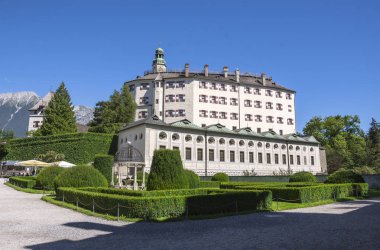 Innsbruck, Avusturya - 28 Ağustos 2016. Ambras Kalesi ve Innsbruck'taki yeşil bahçe , Tirol'un başkenti, Avusturya
