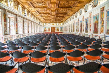 Innsbruck, Avusturya - 28 Ağustos 2016. Ünlü Ambras Kalesi'nin İspanyol Salonu, ünlü klasik konserler için ayrılmış Tirol hükümdarlarının 27 portresinin yer aldığı. 