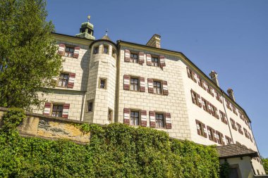 Innsbruck, Avusturya - 28 Ağustos 2016. Ambras Kalesi ve Innsbruck'taki yeşil bahçe , Tirol'un başkenti, Avusturya 