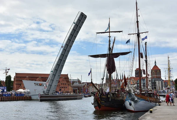 Gdaňsk Polsko Červenec 2018 Jachtařské Lodě Průvod Řece Motlawa Během — Stock fotografie