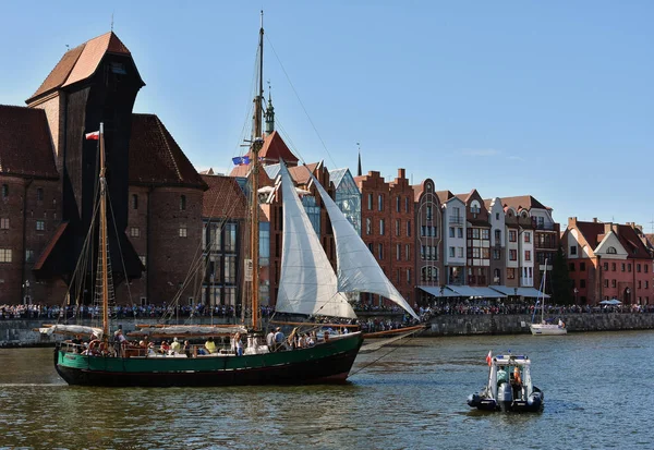 Gdaňsk Polsko Červenec 2018 Jachtařské Lodě Průvod Řece Motlawa Během — Stock fotografie