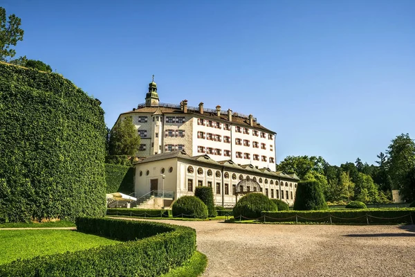 インスブルック オーストリア 2016年8月28日 アンブラス城とインスブルックの緑の庭園 チロルの首都 オーストリア — ストック写真