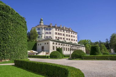 Innsbruck, Avusturya - 28 Ağustos 2016. Ambras Kalesi ve Innsbruck'taki yeşil bahçe , Tirol'un başkenti, Avusturya 