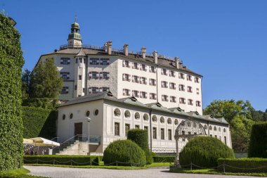 Innsbruck, Avusturya - 28 Ağustos 2016. Ambras Kalesi ve Innsbruck'taki yeşil bahçe , Tirol'un başkenti, Avusturya 