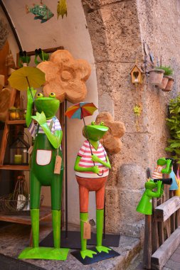 Innsbruck, Avusturya - 23 Ağustos 2017. Ticari sokak tabelası ile Innsbruck'ta bina mimarisi, Avusturya 