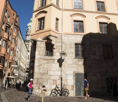 Innsbruck, Avusturya - 23 Ağustos 2017. Innsbruck, Avusturya'nın Eski Şehir sokak manzarası.