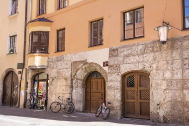 Innsbruck, Avusturya - 23 Ağustos 2017. Innsbruck, Avusturya'nın Eski Şehir sokak manzarası.