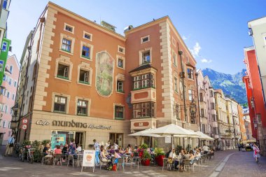 Innsbruck, Avusturya - 23 Ağustos 2016. Innsbruck Eski Kenti Herzog-Friedrich Street görünümü, Avusturya 