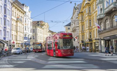 Innsbruck, Avusturya - 23 Ağustos 2016. Innsbruck Eski Kenti Herzog-Friedrich Street görünümü, Avusturya 