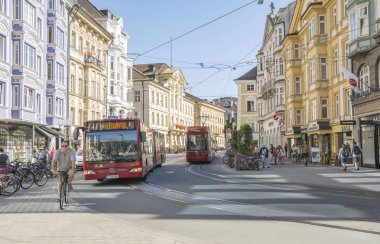 Innsbruck, Avusturya - 23 Ağustos 2016. Innsbruck Eski Kenti Herzog-Friedrich Street görünümü, Avusturya 