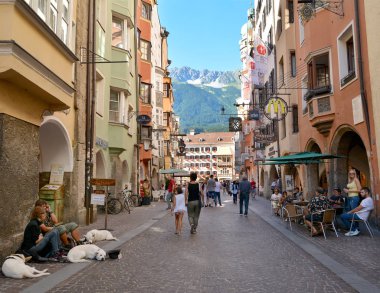 Innsbruck, Avusturya - 23 Ağustos 2016. Innsbruck Eski Kenti Herzog-Friedrich Street görünümü, Avusturya 